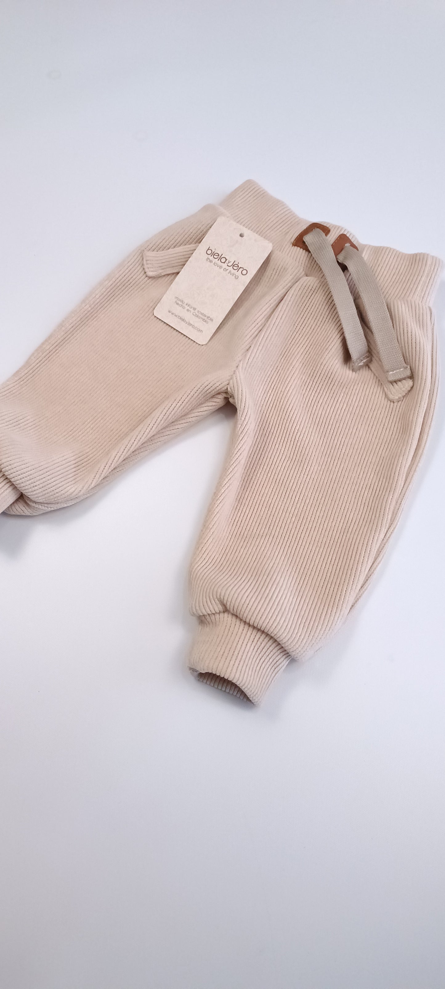 Conjunto zorrito y jogger beige bebe