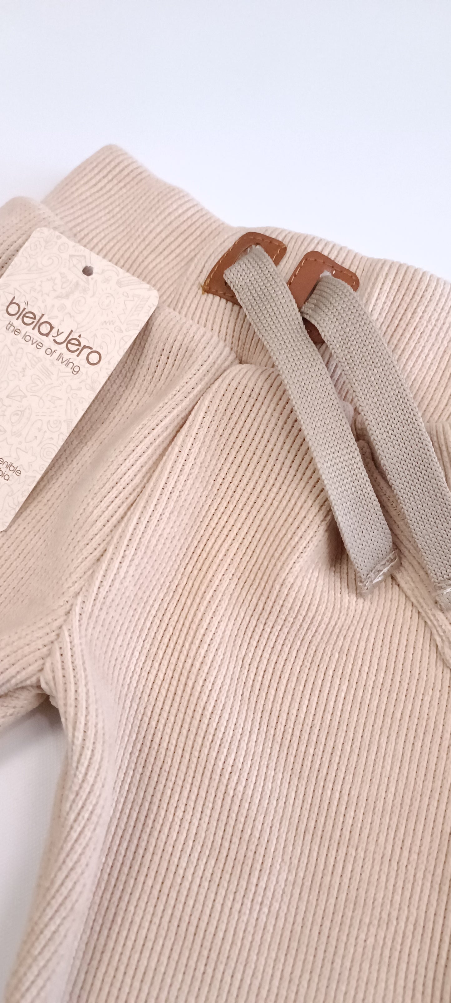 Conjunto zorrito y jogger beige bebe