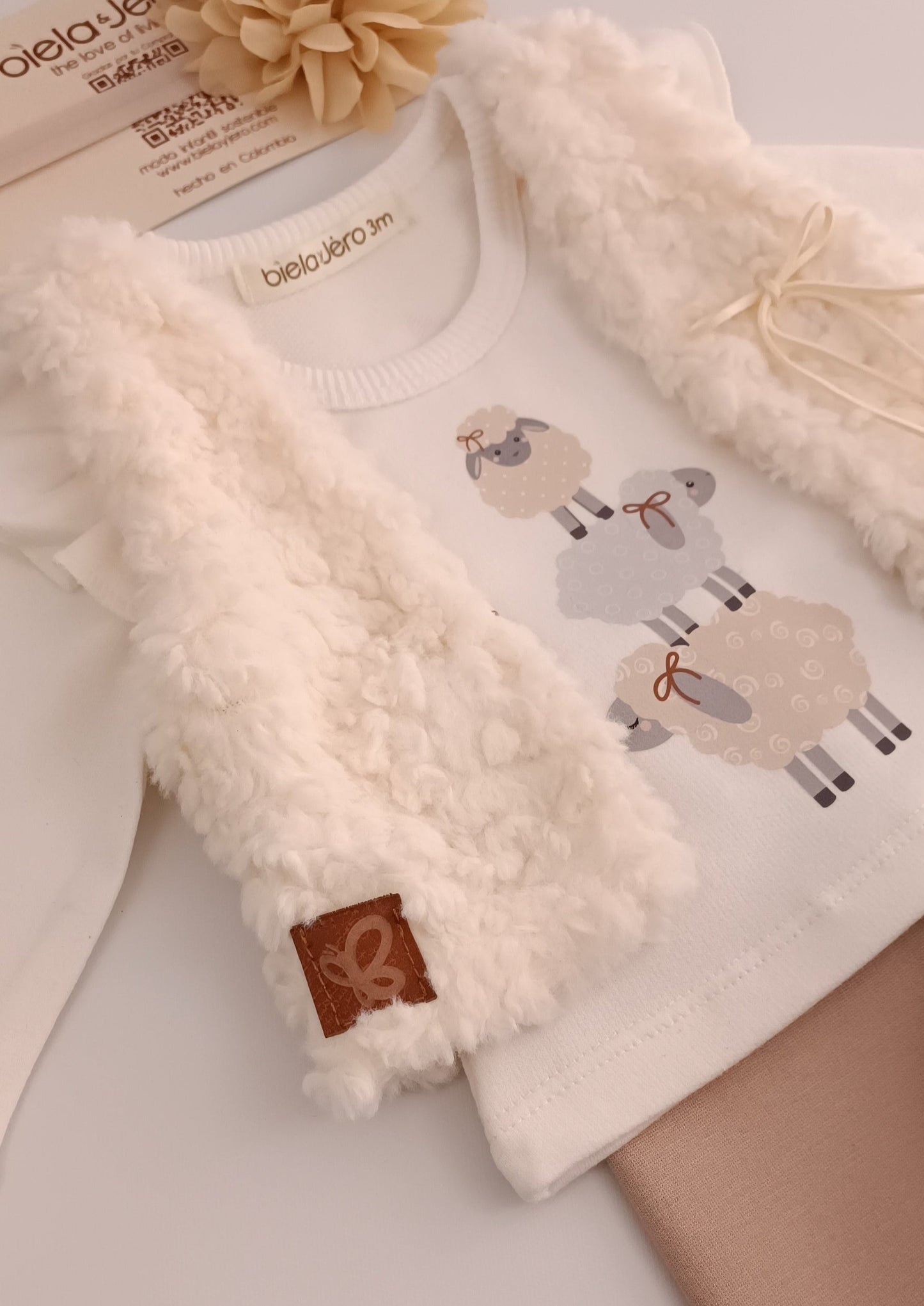 Conjunto Blusita ovejitas, con leggins y chaleco de peluche para bebita