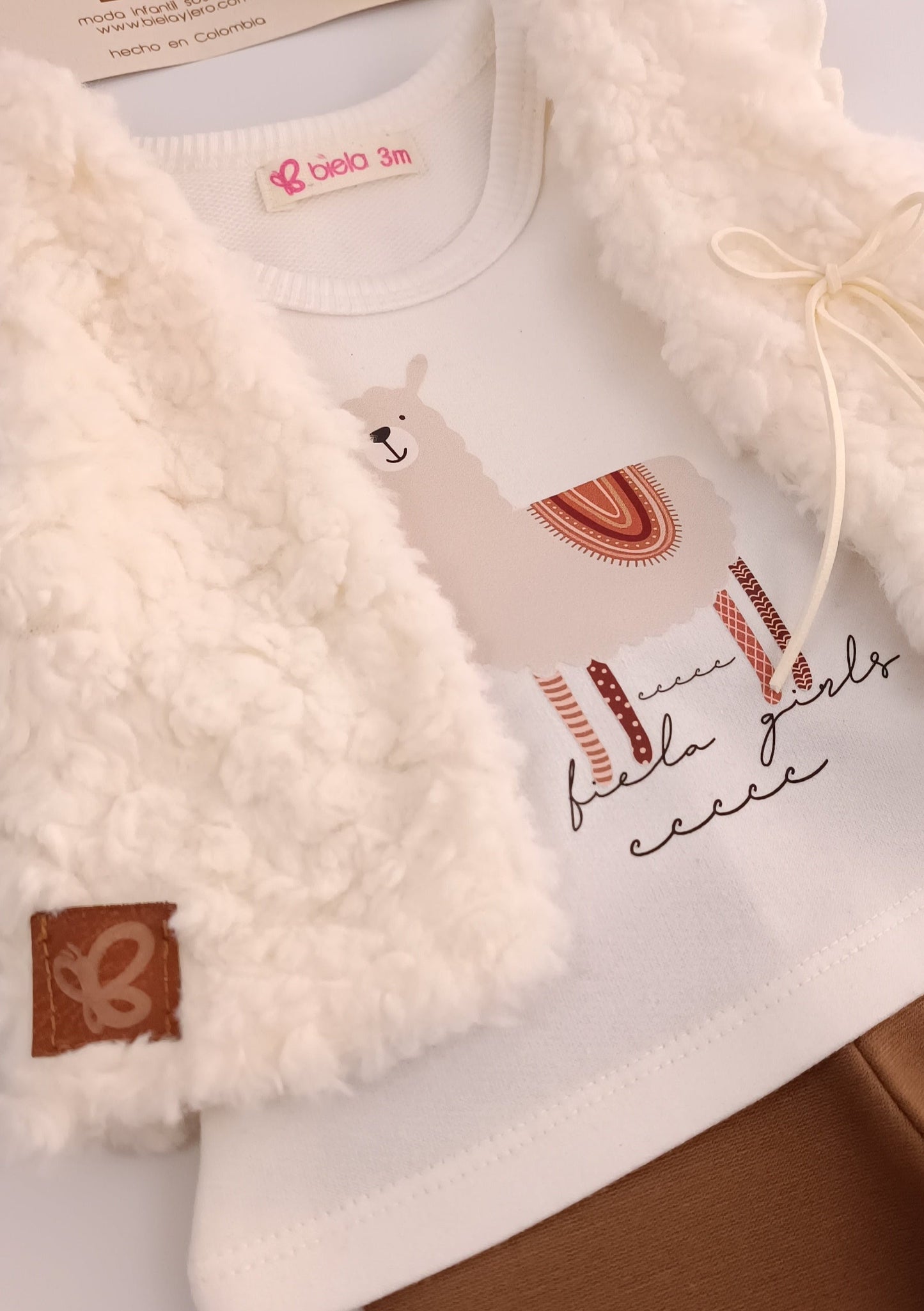 Conjunto Blusita llamita, con leggins café y chaleco de peluche para bebita