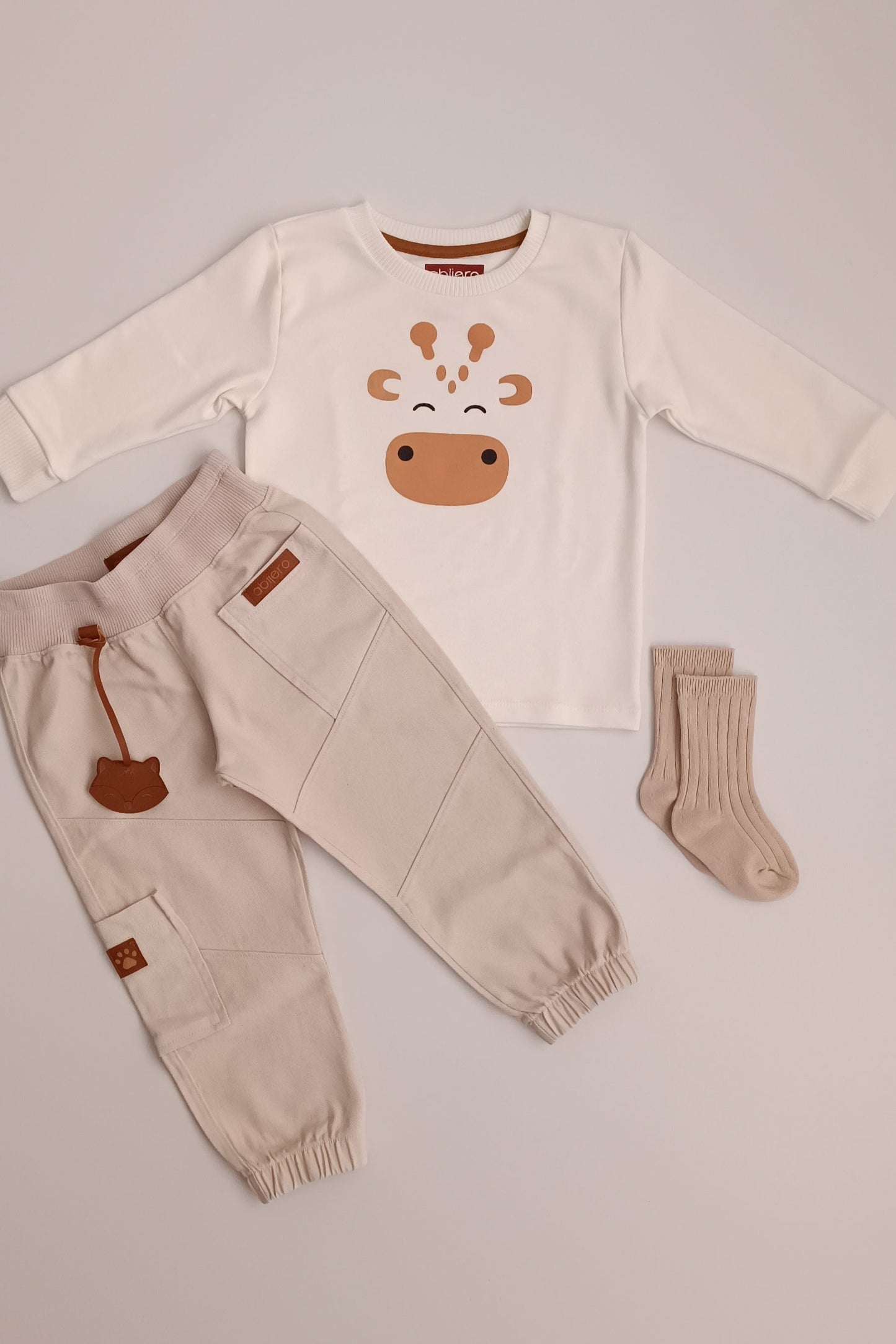 Conjunto Niño cargo jirafa