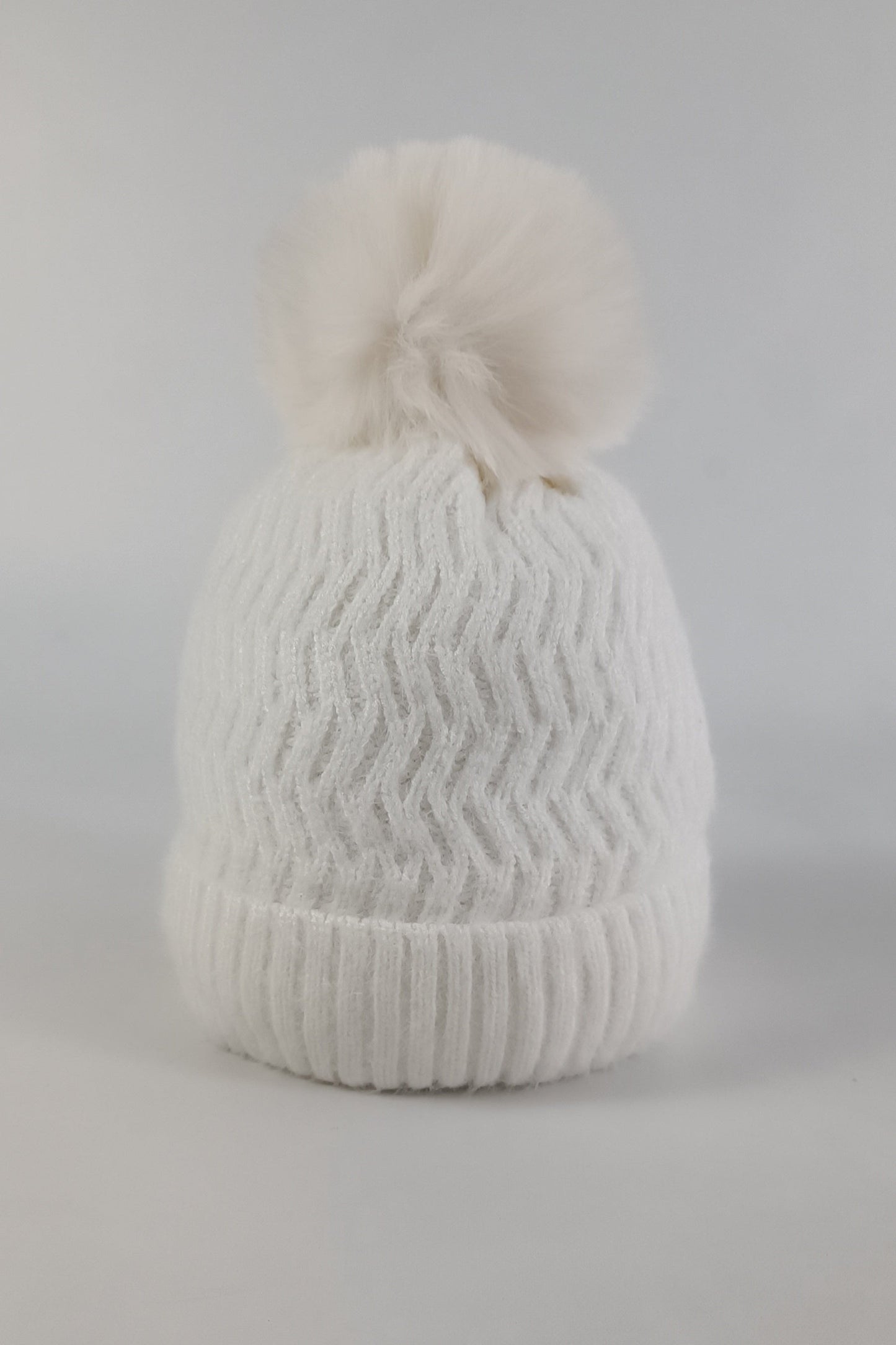 Gorrito unisex tejido con bolita arriba de peluche para bebé
