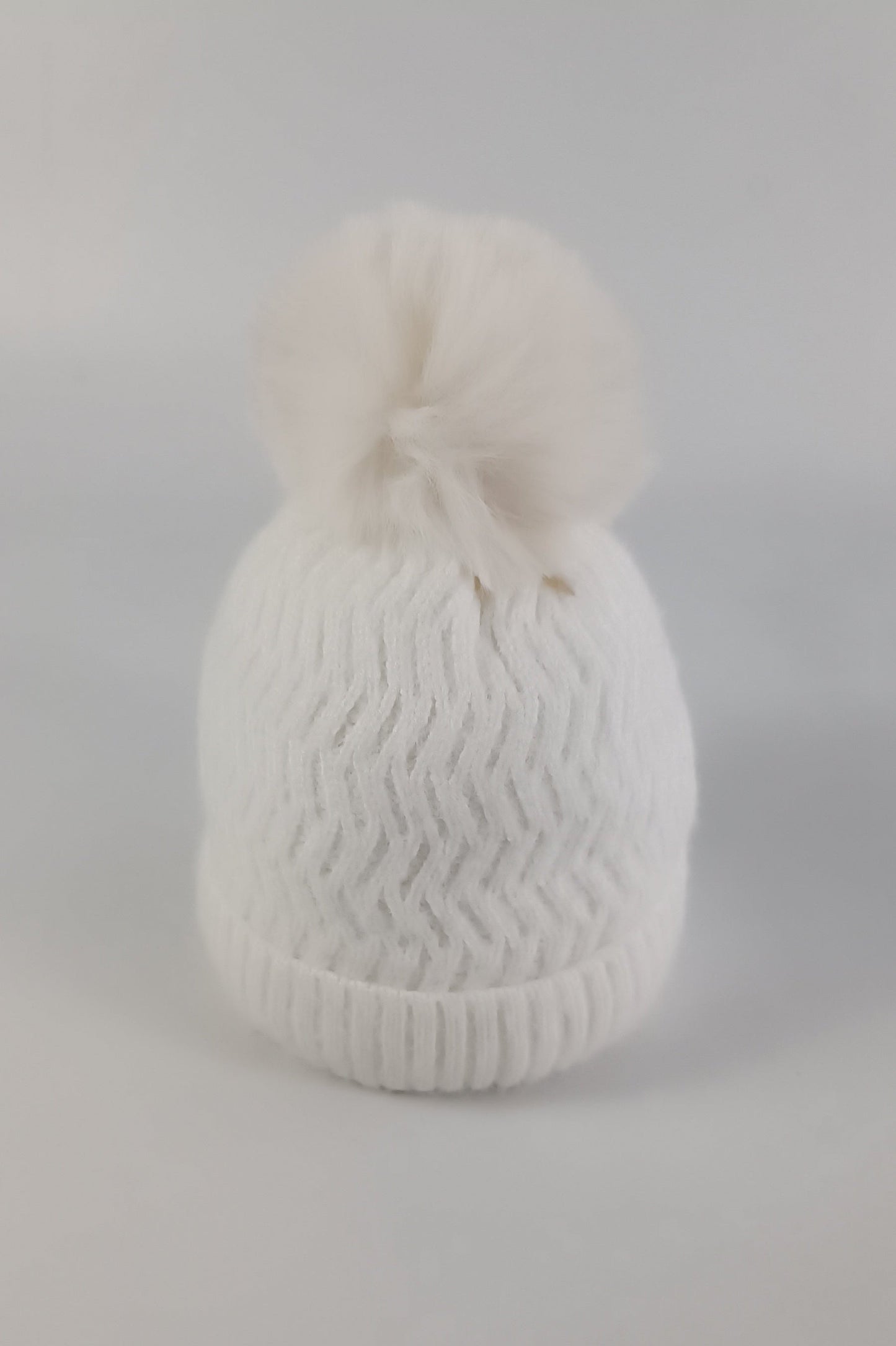 Gorrito unisex tejido con bolita arriba de peluche para bebé