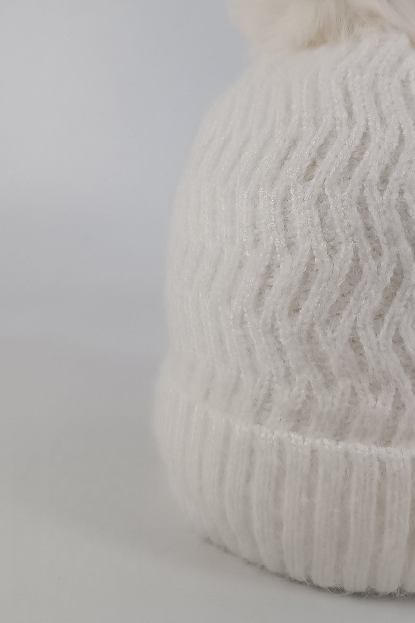 Gorrito unisex tejido con bolita arriba de peluche para bebé