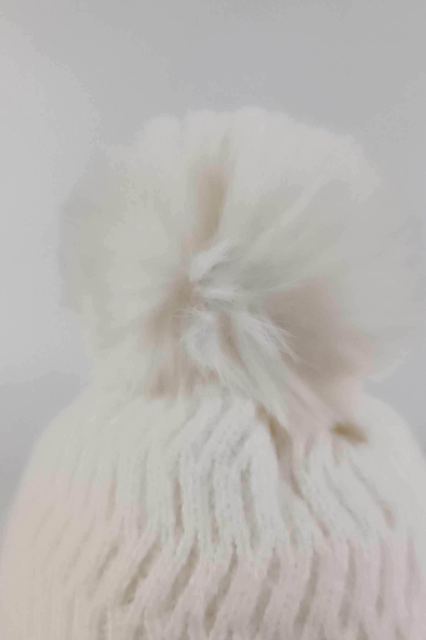 Gorrito unisex tejido con bolita arriba de peluche para bebé