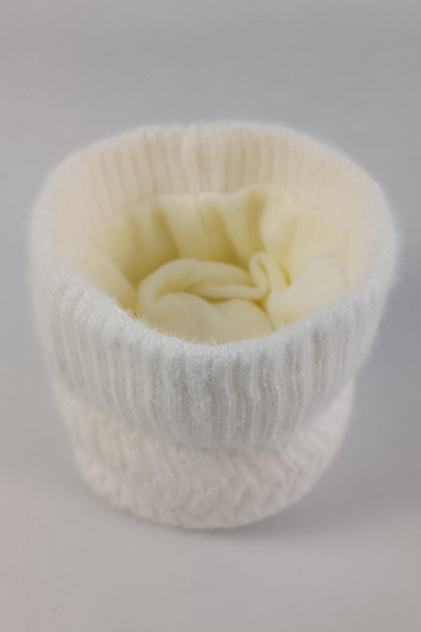 Gorrito unisex tejido con bolita arriba de peluche para bebé