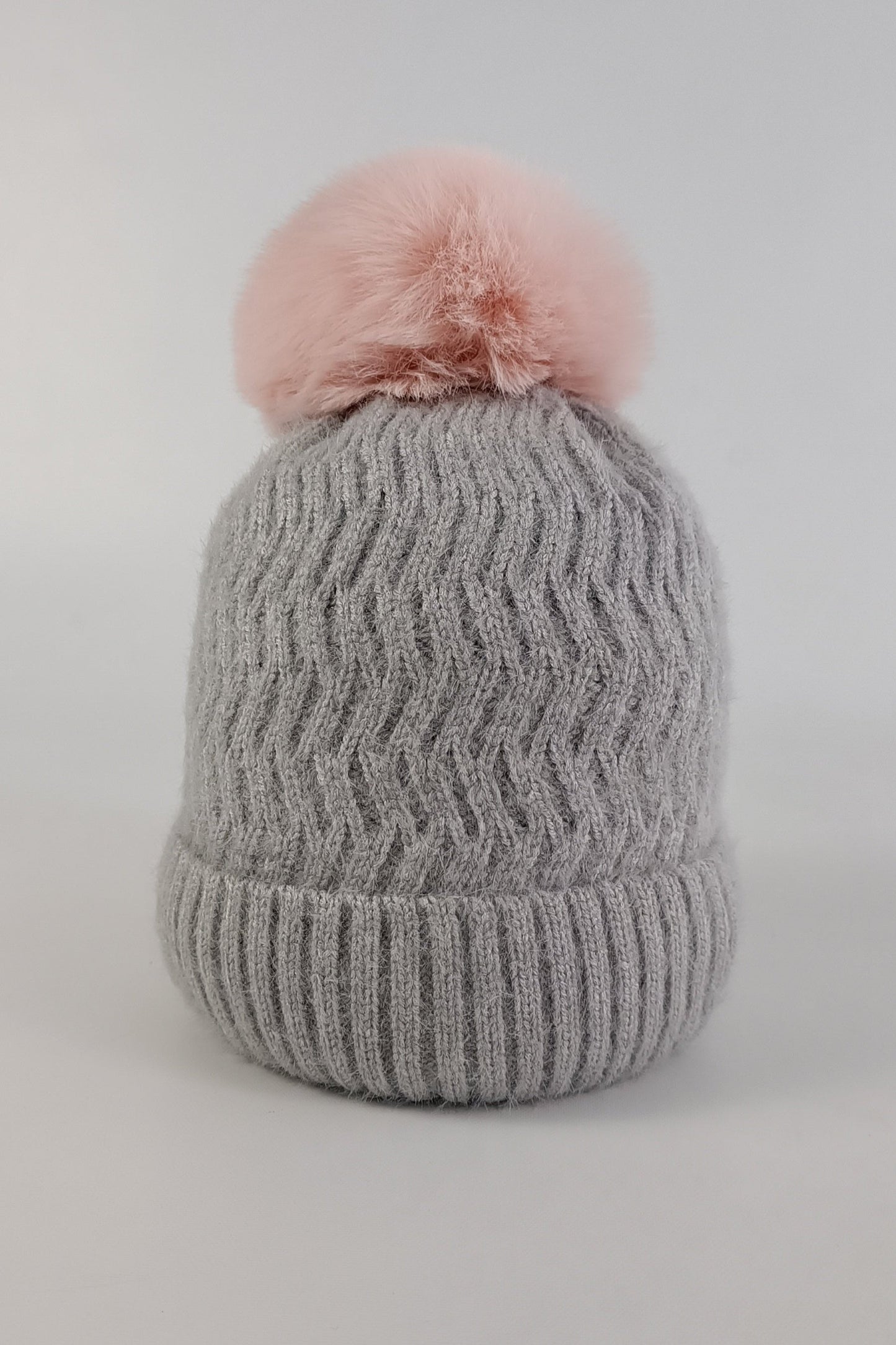 Gorrito unisex tejido con bolita arriba de peluche para bebé