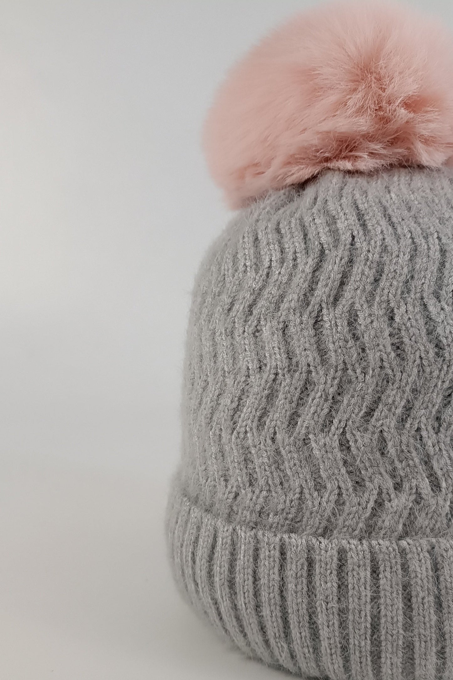 Gorrito unisex tejido con bolita arriba de peluche para bebé