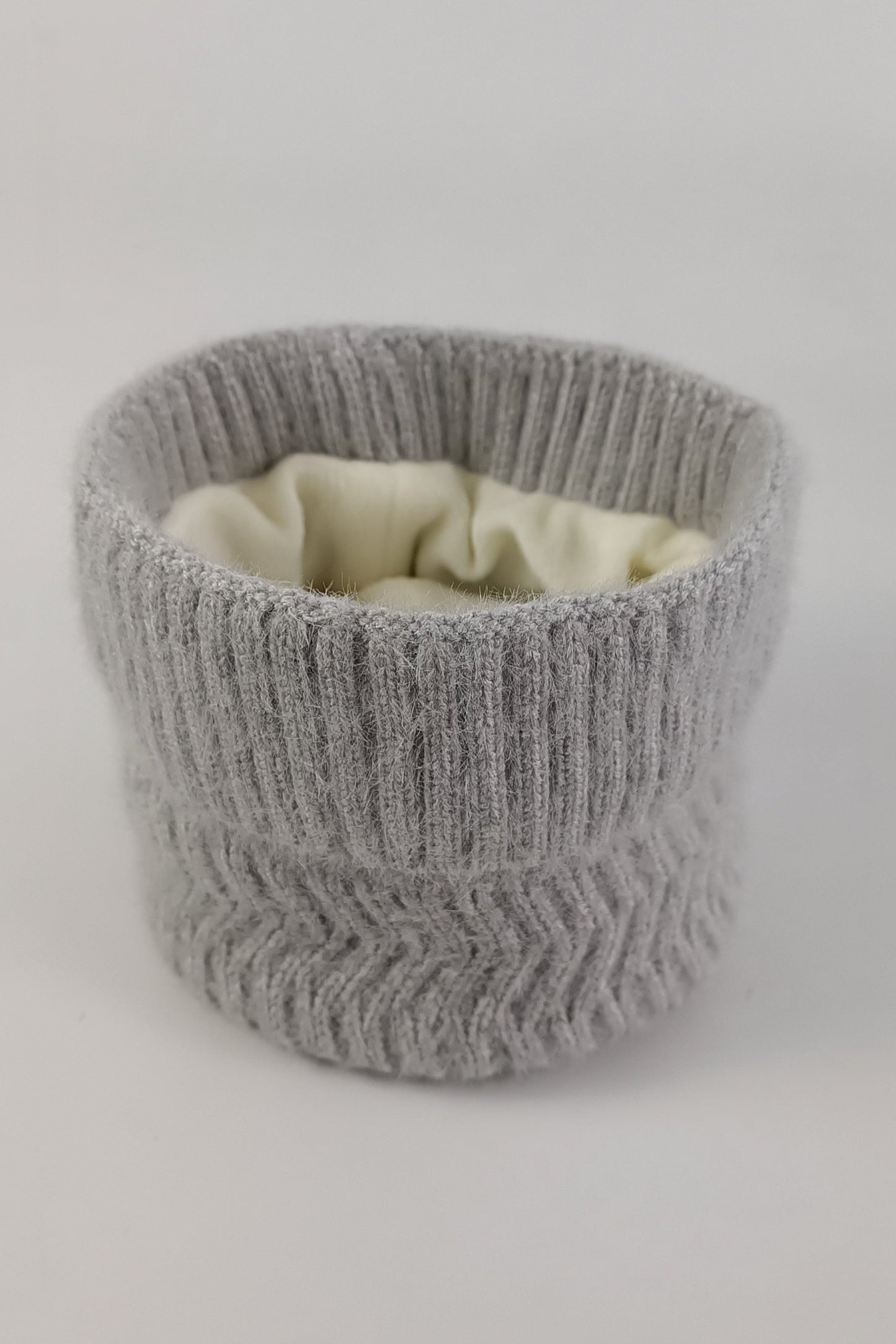 Gorrito unisex tejido con bolita arriba de peluche para bebé