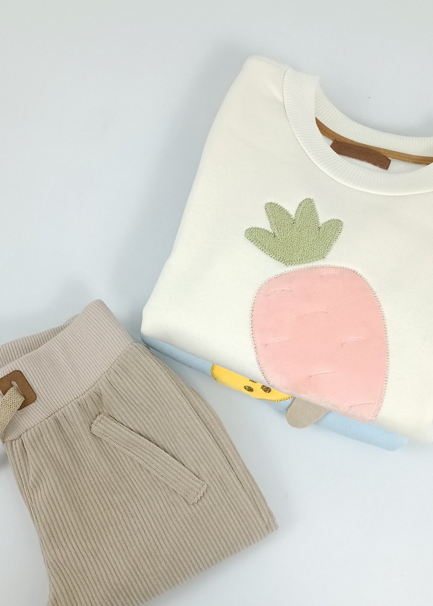 Conjunto Busito bordado con jogger bebita y bebito
