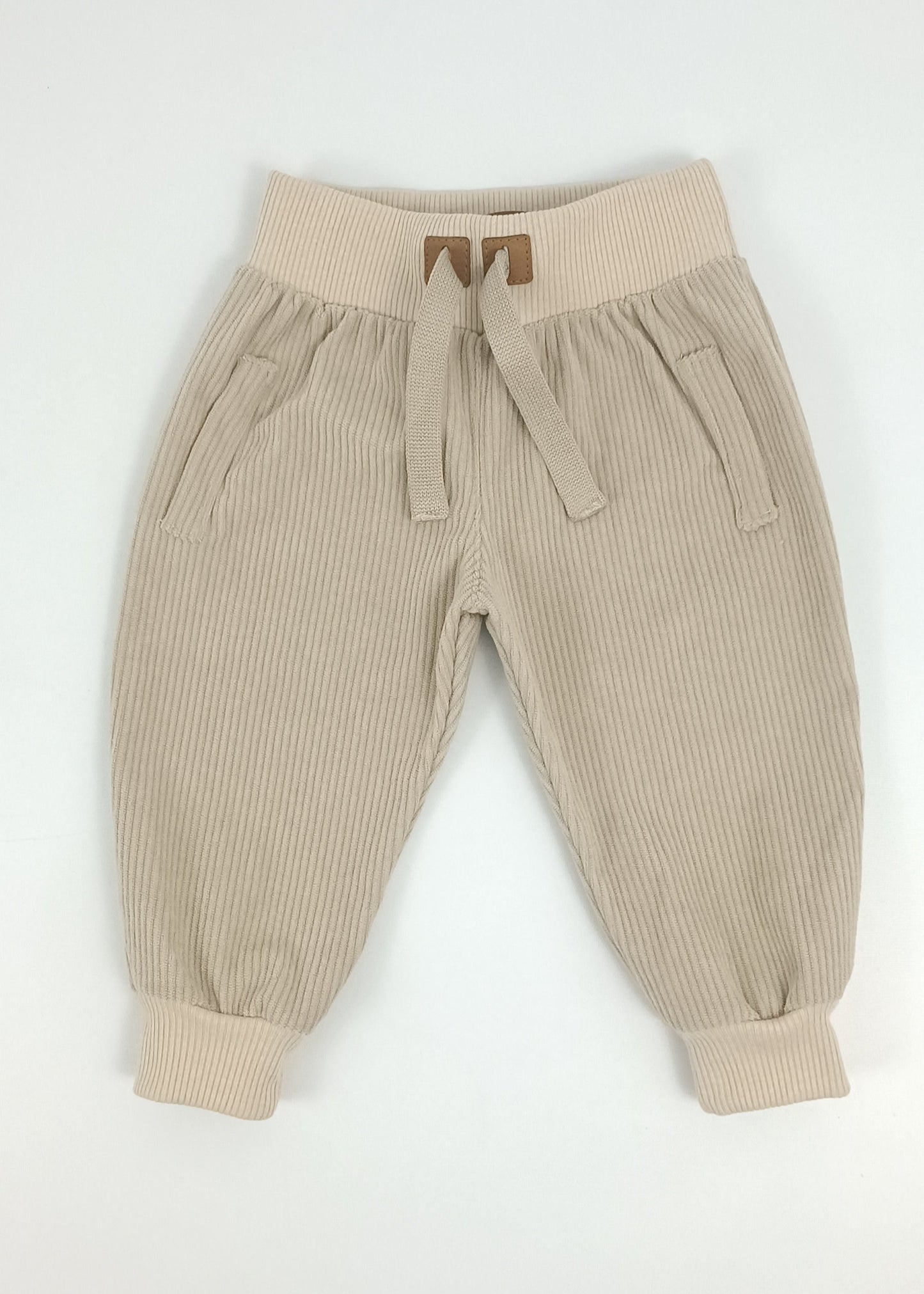 Regalo listo! Conjunto Colombia biodiversa, con jogger beige niño