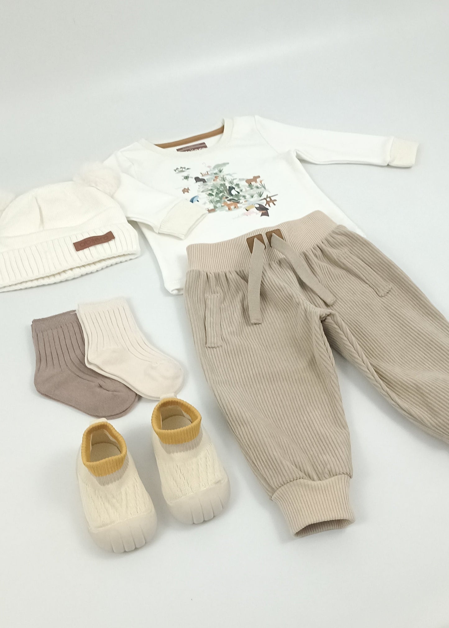 Regalo listo! Conjunto Colombia biodiversa, con jogger beige niño