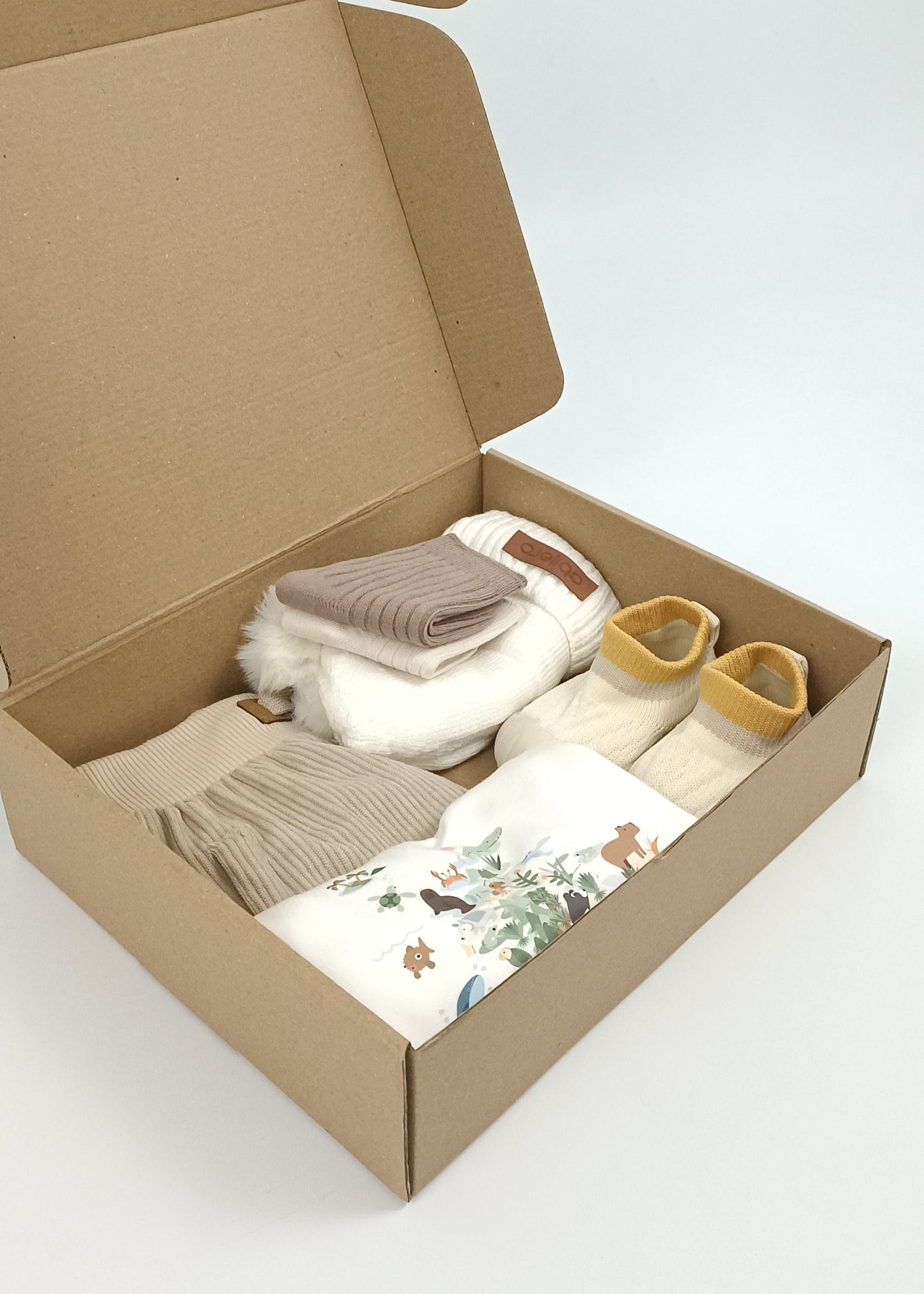 Regalo listo! Conjunto Colombia biodiversa, con jogger beige niño