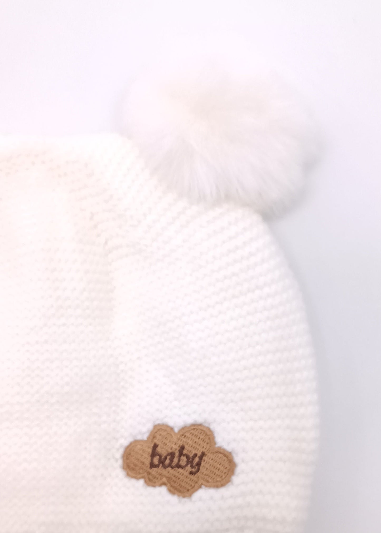 Gorrito Tejido Premium con Pompones de Peluche para Bebé