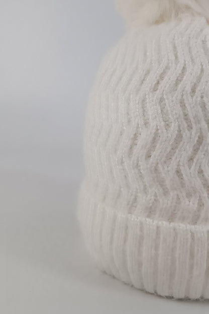 Gorrito unisex tejido con bolita arriba de peluche para bebé