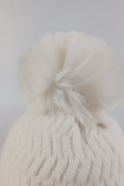 Gorrito unisex tejido con bolita arriba de peluche para bebé