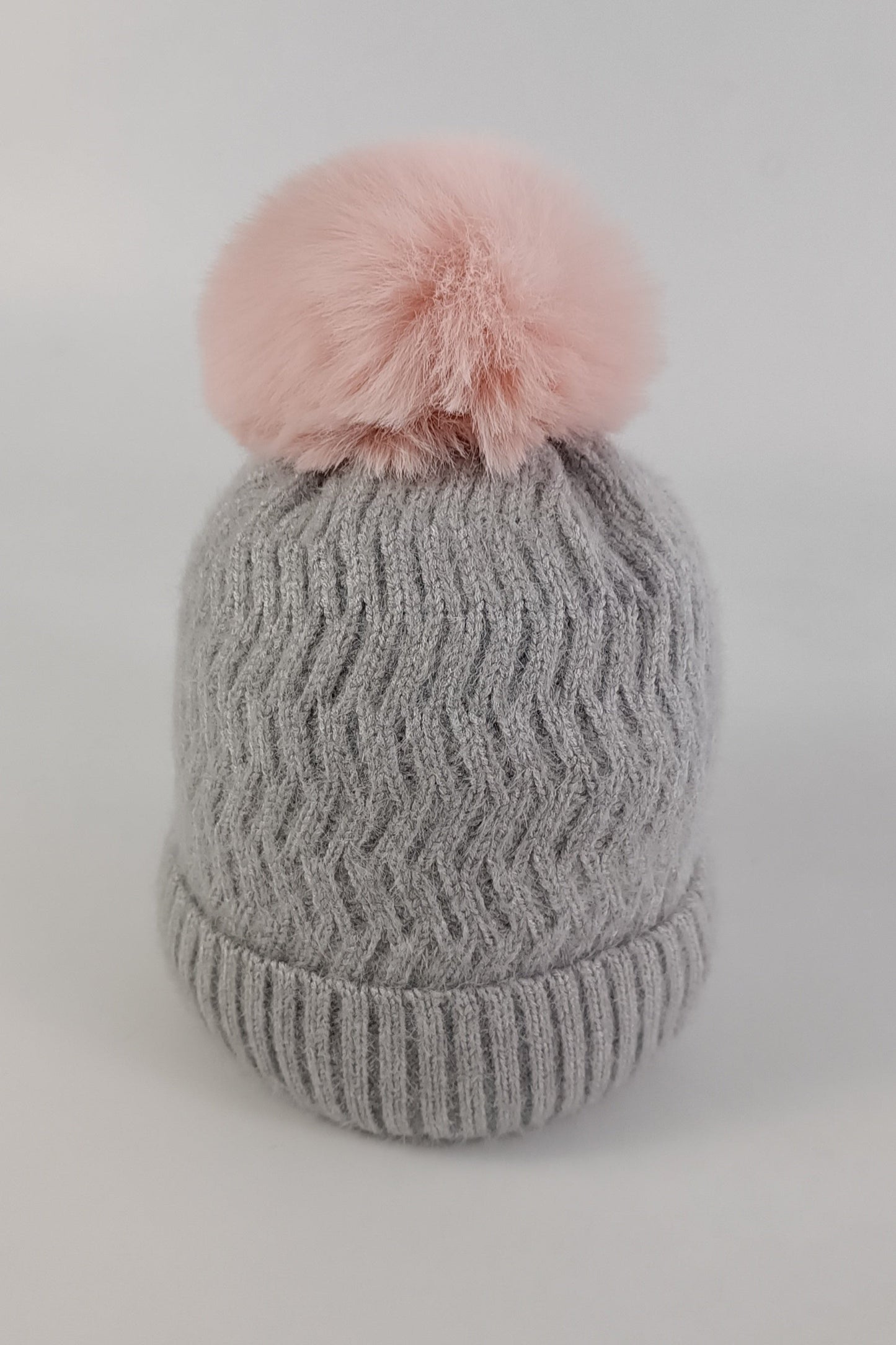 Gorrito unisex tejido con bolita arriba de peluche para bebé