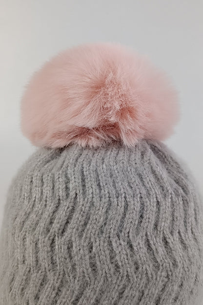 Gorrito unisex tejido con bolita arriba de peluche para bebé