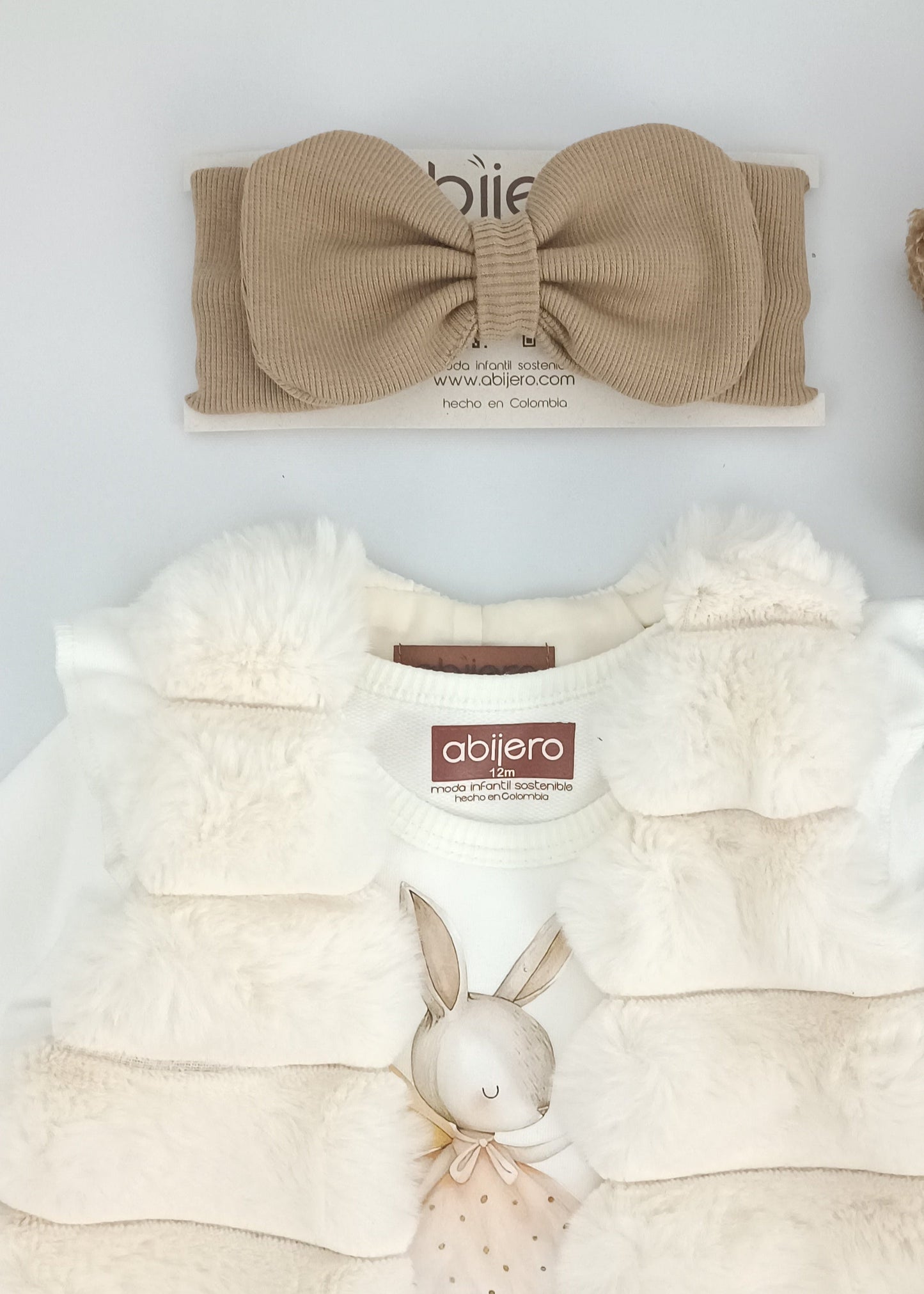 Regalo Listo! Conjunto Chaleco marfil y busito ada bebita