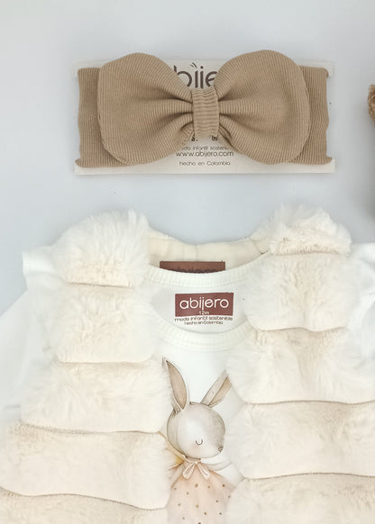 Regalo Listo! Conjunto Chaleco marfil y busito ada bebita