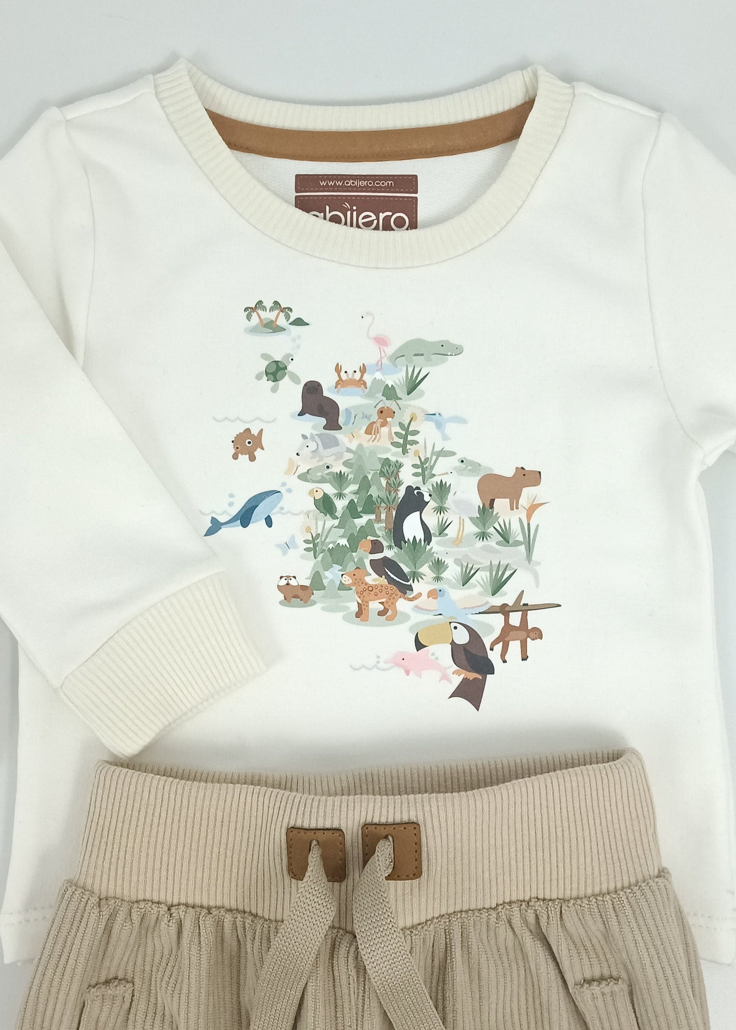 Regalo listo! Conjunto Colombia biodiversa, con jogger beige niño