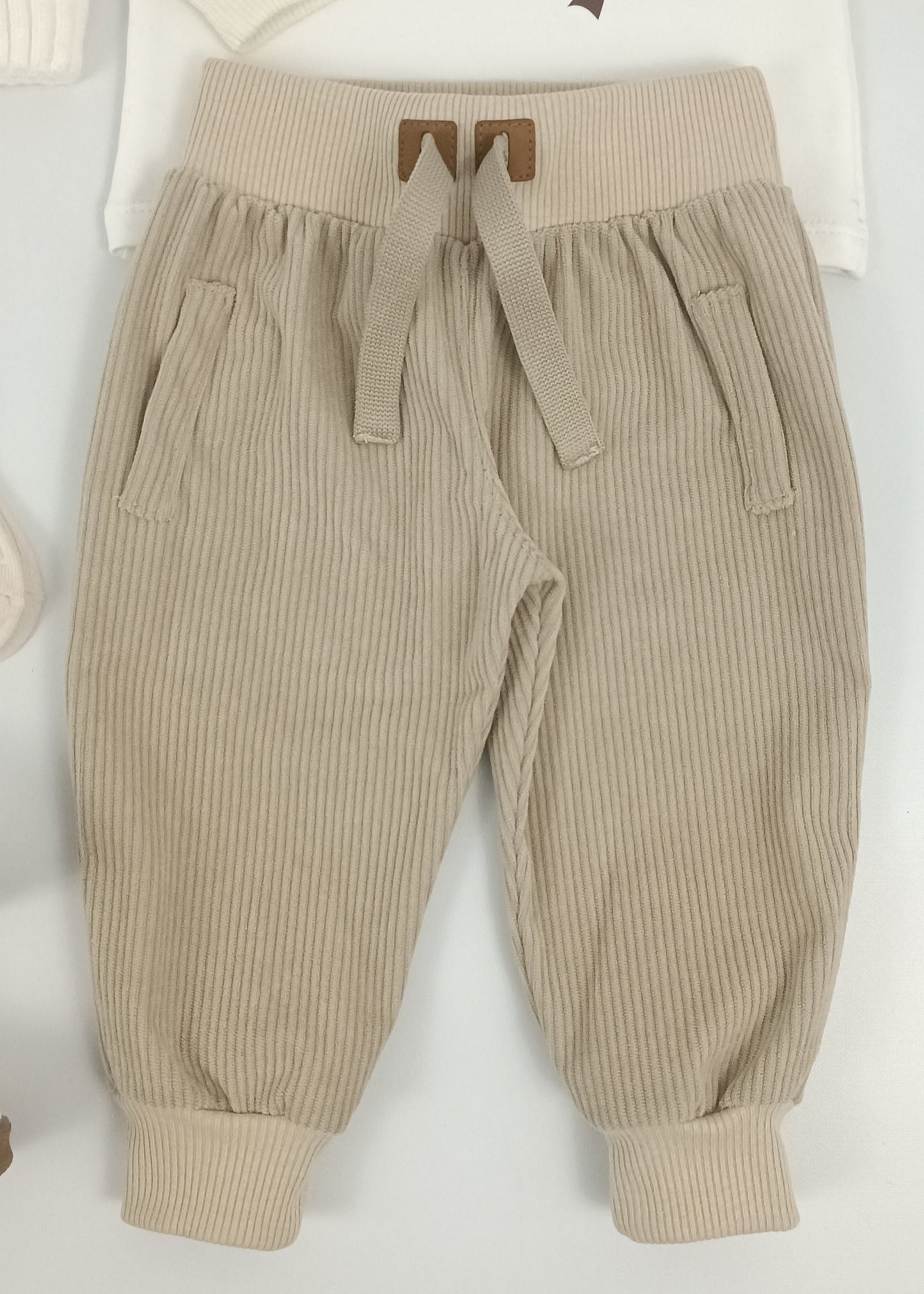 Regalo listo! Conjunto Colombia biodiversa, con jogger beige niño