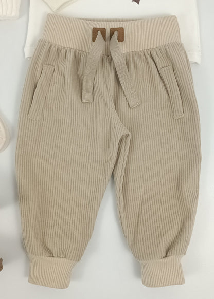 Regalo listo! Conjunto Colombia biodiversa, con jogger beige niño