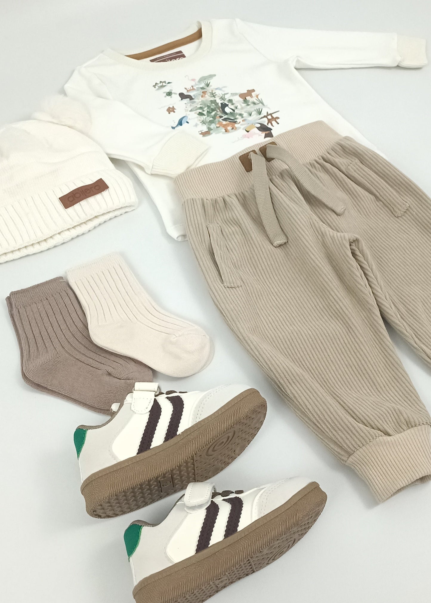 Regalo listo! Conjunto Colombia biodiversa, con jogger beige niño