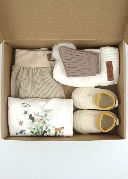 Regalo listo! Conjunto Colombia biodiversa, con jogger beige niño
