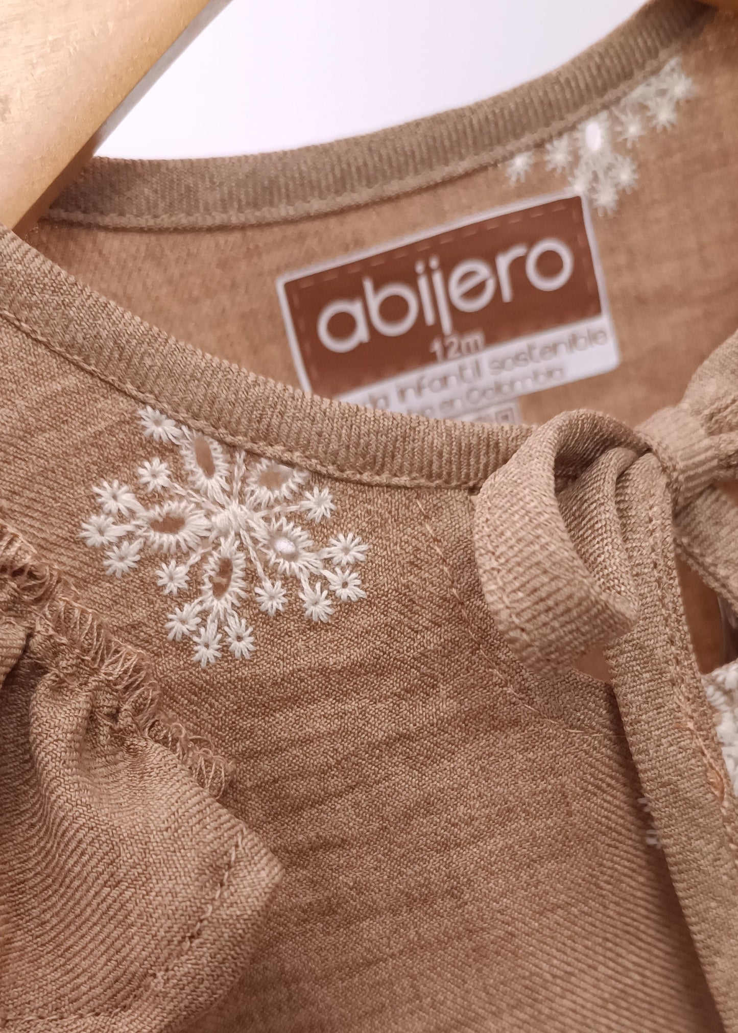 Set de 3 Piezas para bebita y Niña: Blusa Bordada, Chaleco de Peluche y Legging Rib – Tono Café & Beige