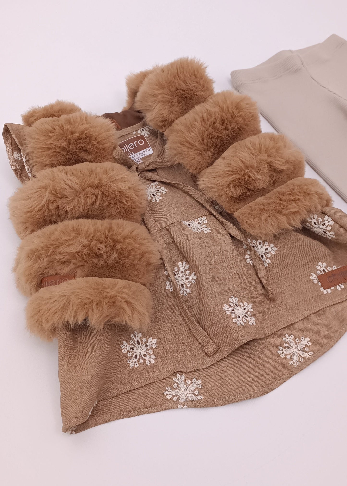 Set de 3 Piezas para bebita y Niña: Blusa Bordada, Chaleco de Peluche y Legging Rib – Tono Café & Beige