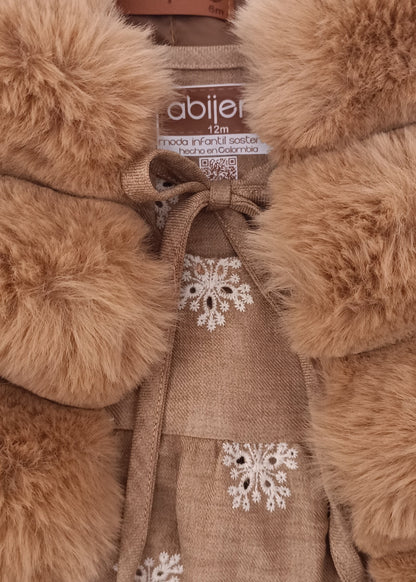 Set de 3 Piezas para bebita y Niña: Blusa Bordada, Chaleco de Peluche y Legging Rib – Tono Café & Beige