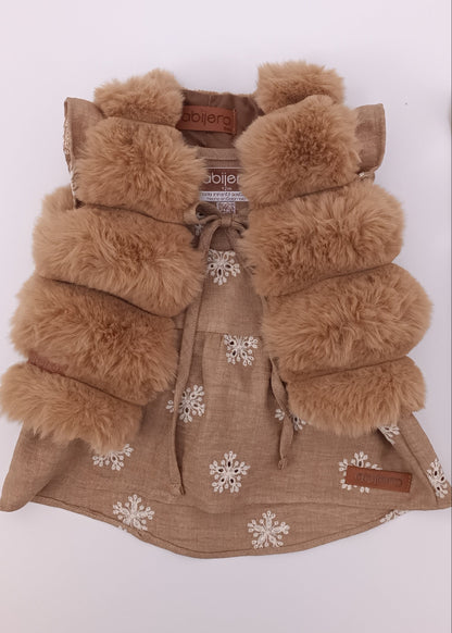 Set de 3 Piezas para bebita y Niña: Blusa Bordada, Chaleco de Peluche y Legging Rib – Tono Café & Beige